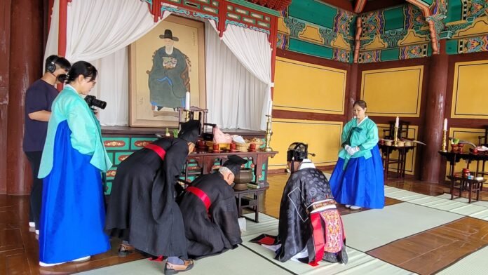 김천일 의병장 창의 434주년 추모제향에서 윤병태 초헌관이 축을 하고 있는 모습. 사진=이진문