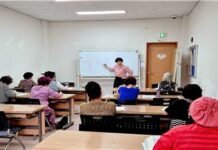 “팝송으로 귀 트이고 실생활 문장으로 입 열려”…나주 중부노인복지관 영어반 인기