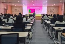 “부모 말이 아이 미래 만든다”… 나주시, 김종원 작가 초청 부모특강 성황리 개최 나주시는 10일 동신대학교 혁신융합캠퍼스 2층 대강당에서 '김종원 작가 초청 부모특강'을 개최했다고 밝혔다. 이번 특강에는 지역 내 영유아·초등 학부모와 예비부모 등 150여 명이 참석해 자리를 가득 메웠다. 사진=한장숙