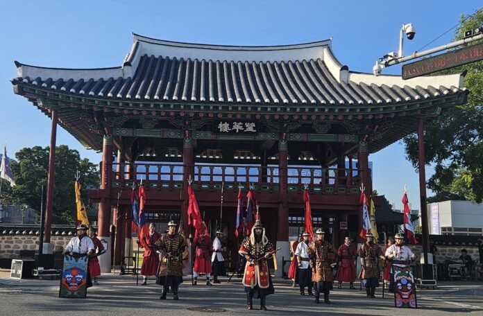 경계 근무를 서고 있는 모습